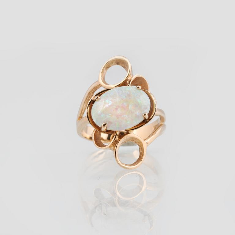 RING, 14K guld med vit opal. Vikt 5,8 gram.