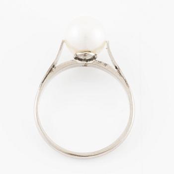 Ring 14K gold with a cultured pearl.