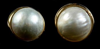 ÖRHÄNGEN, ett par, 18k guld med marbé pärla, samt ÖRHÄNGEN, ett par, silver med rosenstenar.