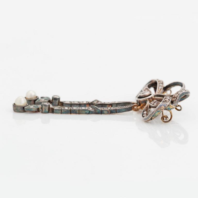 A 14K gold and silver brooch set with old- and rose-cut diamonds and two pearls.