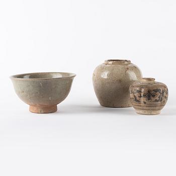 A bowl and two jars, South East Asia, 15th/17th Century.