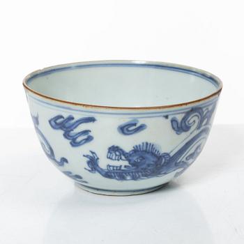 A Chinese blue and white kui dragon bowl, Ming dynasty, 17th century.