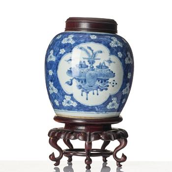 Kruka, porslin. Qingdynastin, Kangxi (1662-1722).