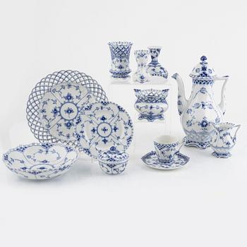 Royal Copenhagen, "Musselmalet" full lace, 37 pieces.