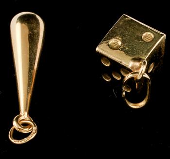 HÄNGE, 2 st, 14k samt 18k guld. Total vikt 0,5 g.