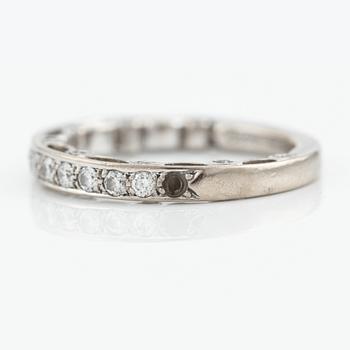 Ring in 18K gold with round brilliant-cut diamonds, Verragio.