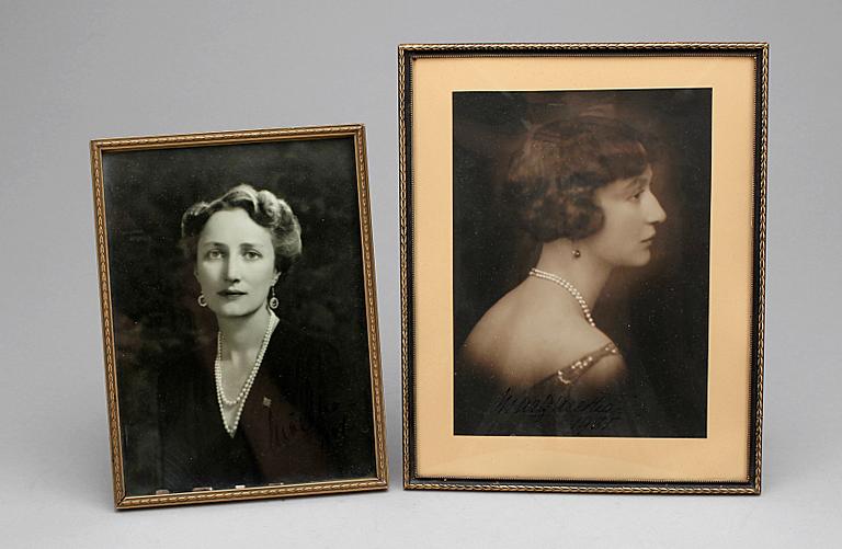 KUNGLIGA FOTOGRAFIER, 2 st, Prinsessan Margaretha av Sverige resp Kronprinsessan Märtha av Norge, egenhändigt sign.