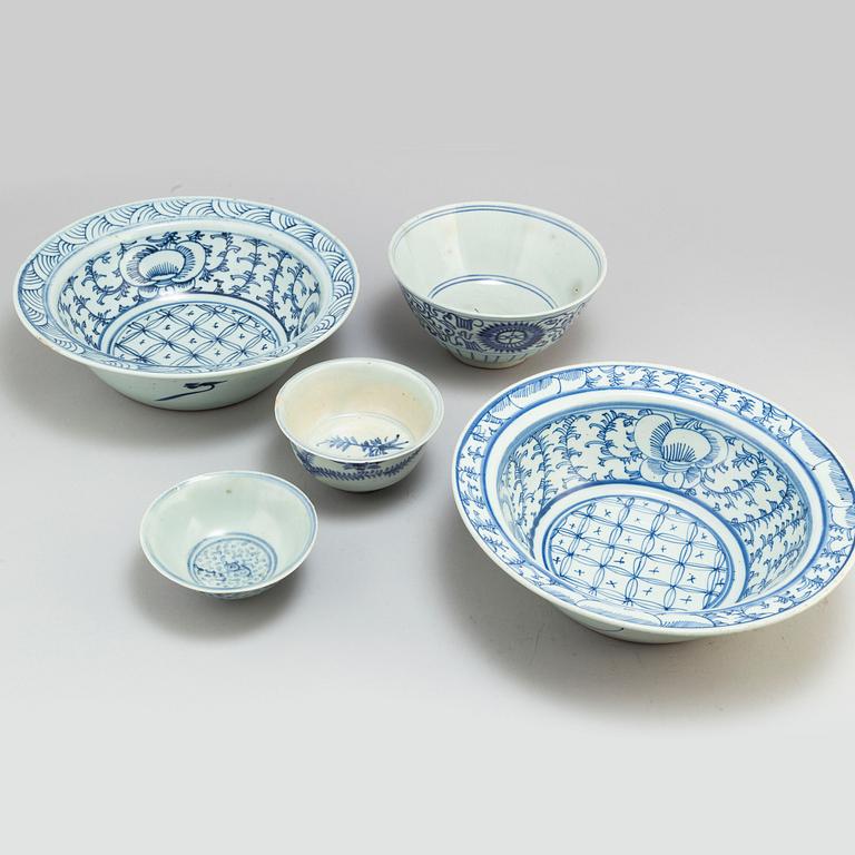 Two blue and white wash basins and three bowls, Qing dynasty.