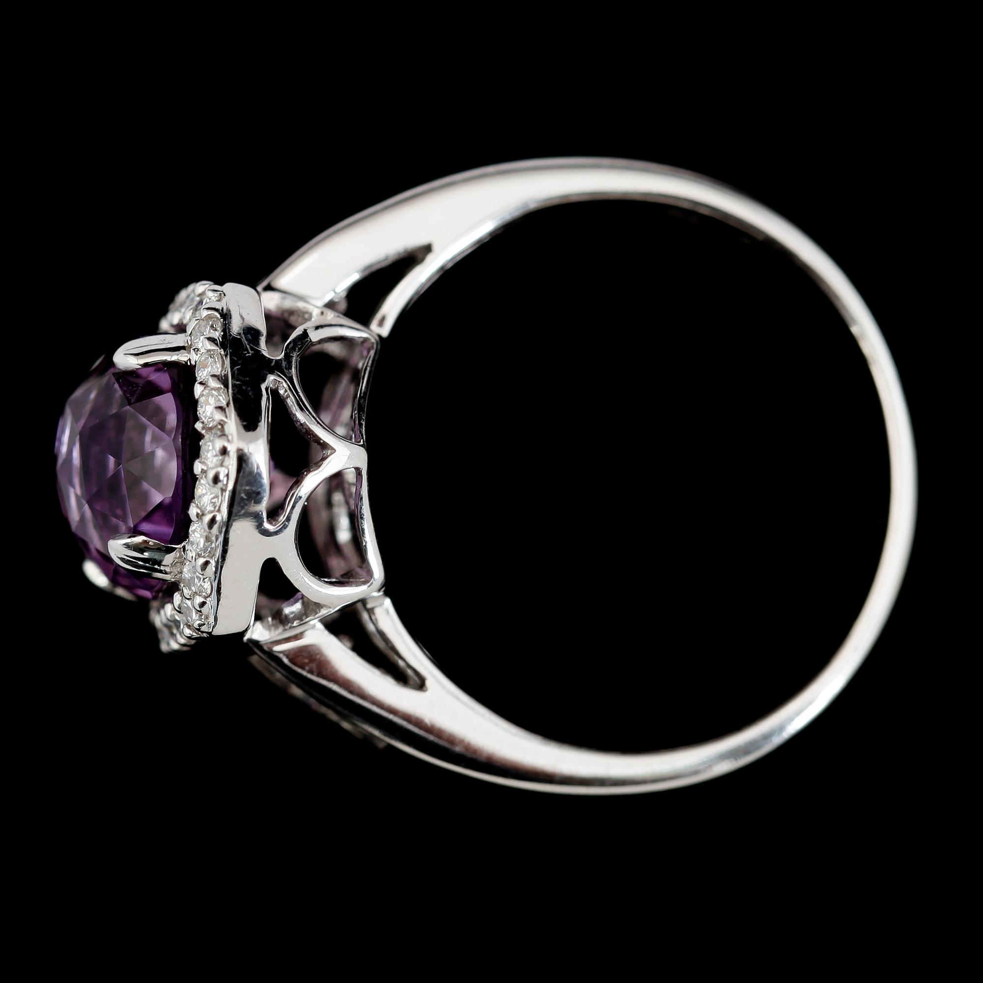 RING, 14K vitguld, ametist och diamanter.