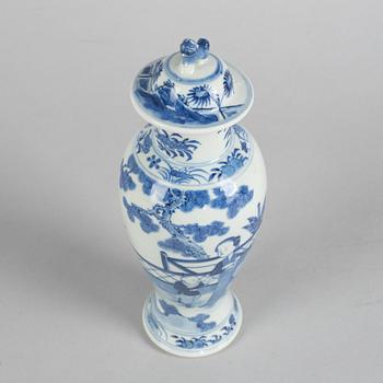 A porcelain teapot and urn with cover, China, Qing dynasty, 19th century.
