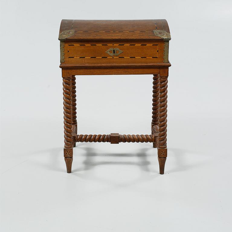 SCHATULL PÅ BENSTÄLLNING, barockstil, 1900-tal.