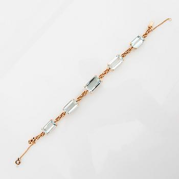 Bracelet 18K gold with step-cut aquamarines.