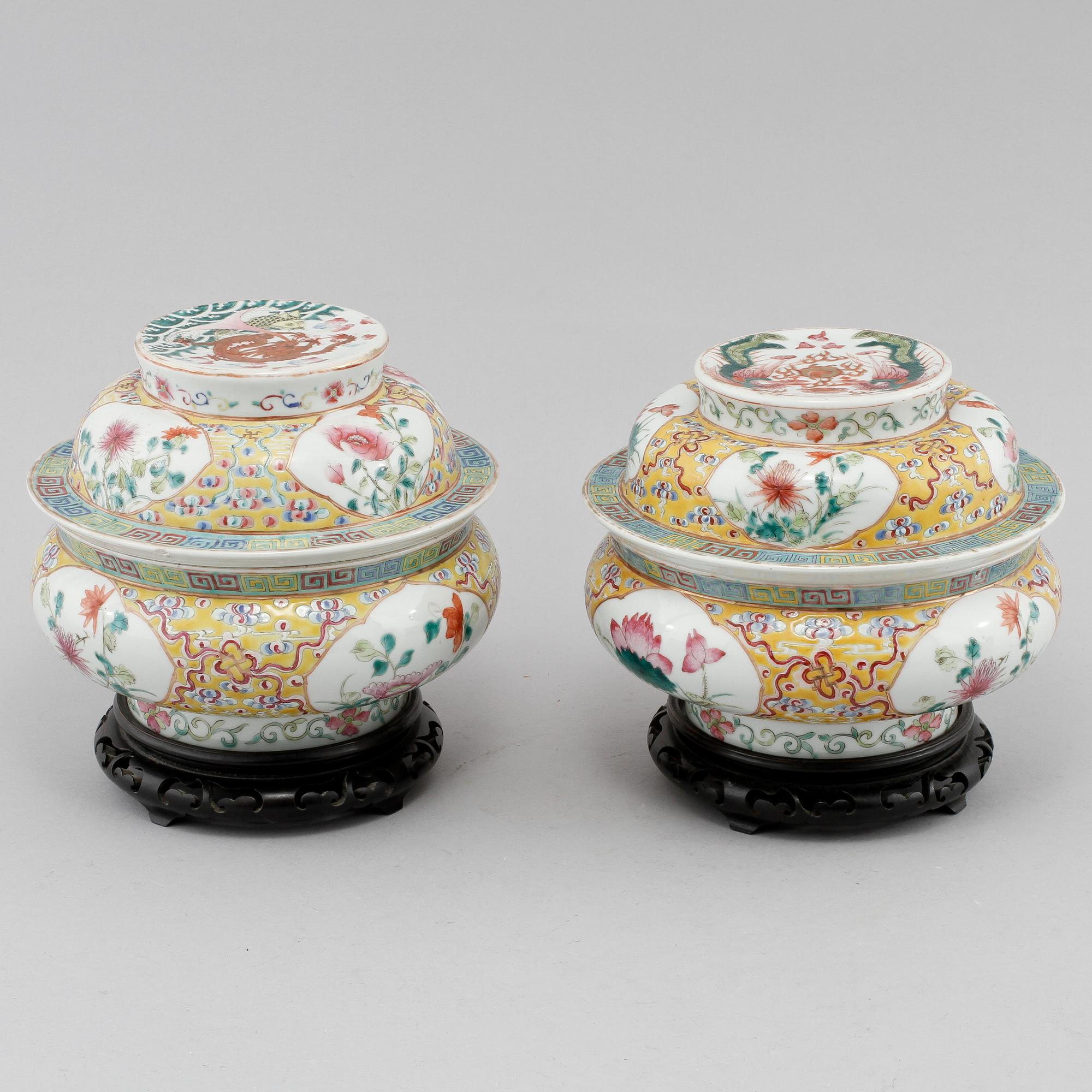 SKÅLAR MED LOCK, 2 st, snarlika, porslin, Kina, Republik, 1912-1949.