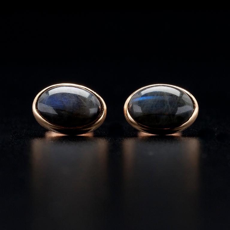 ÖRHÄNGEN och HÄNGSMYCKE, guld 14/18K, cabochonslipade spektroliter, finska stämplar 1986. Vikt tot. 7,8 g.