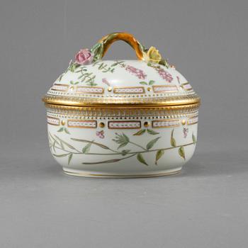 BONBONJÄR, porslin, modellnummer 3582, "Flora Danica", Royal Copenhagen, 1900-tal.