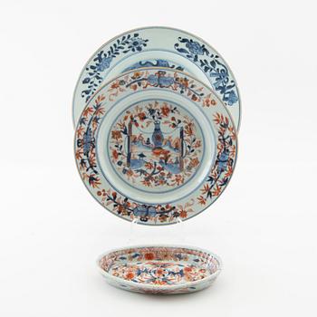 Tallrikar 2 st samt skedfat Kina 1700-tal porslin.