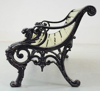 PARKBÄNK, gjutjärn resp trä, 1800-tal.
