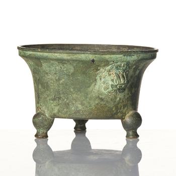 A bronze tripod censer, 17th/18th century.