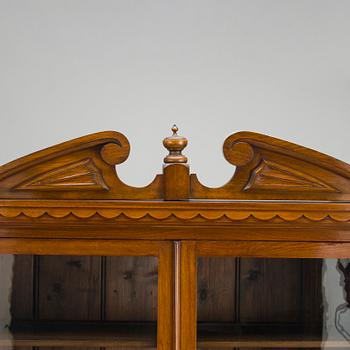 Vitrinskåp, 1900-talets första hälft.