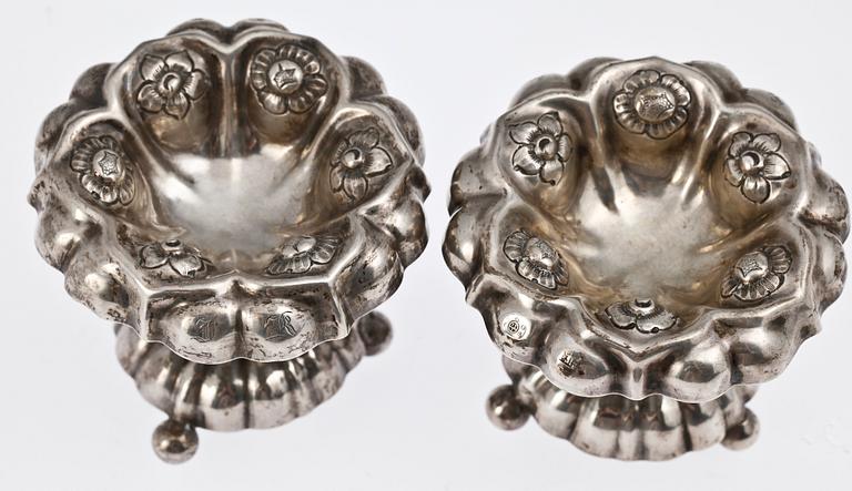SALTKAR, ett par, silver, rokokostil, Wien, Österrike, 1846, Vikt tot 190 g.