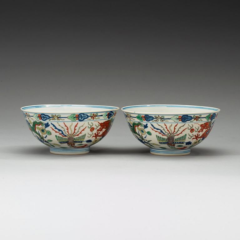 SKÅLAR, ett par, porslin. Sen Qing dynastin (1644-1912) med Kangxi sex karaktärers märke.