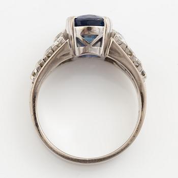 Ring 18K white gold with sapphire and brilliant-cut diamonds.
