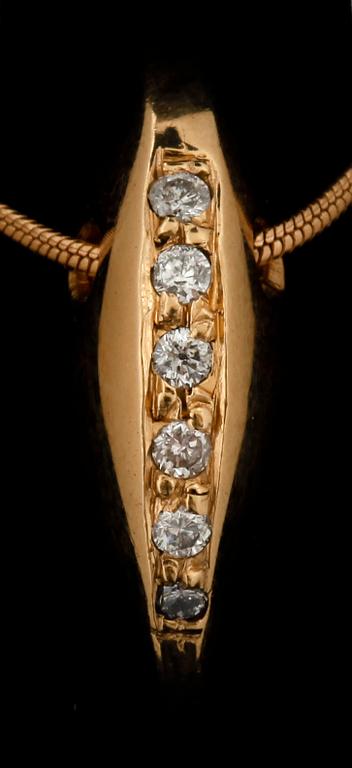 HÄNGE MED HALSKEDJA, 18K guld och 6 små briljantslipade diamanter, Bengt Hallberg. Vikt 5,9g.