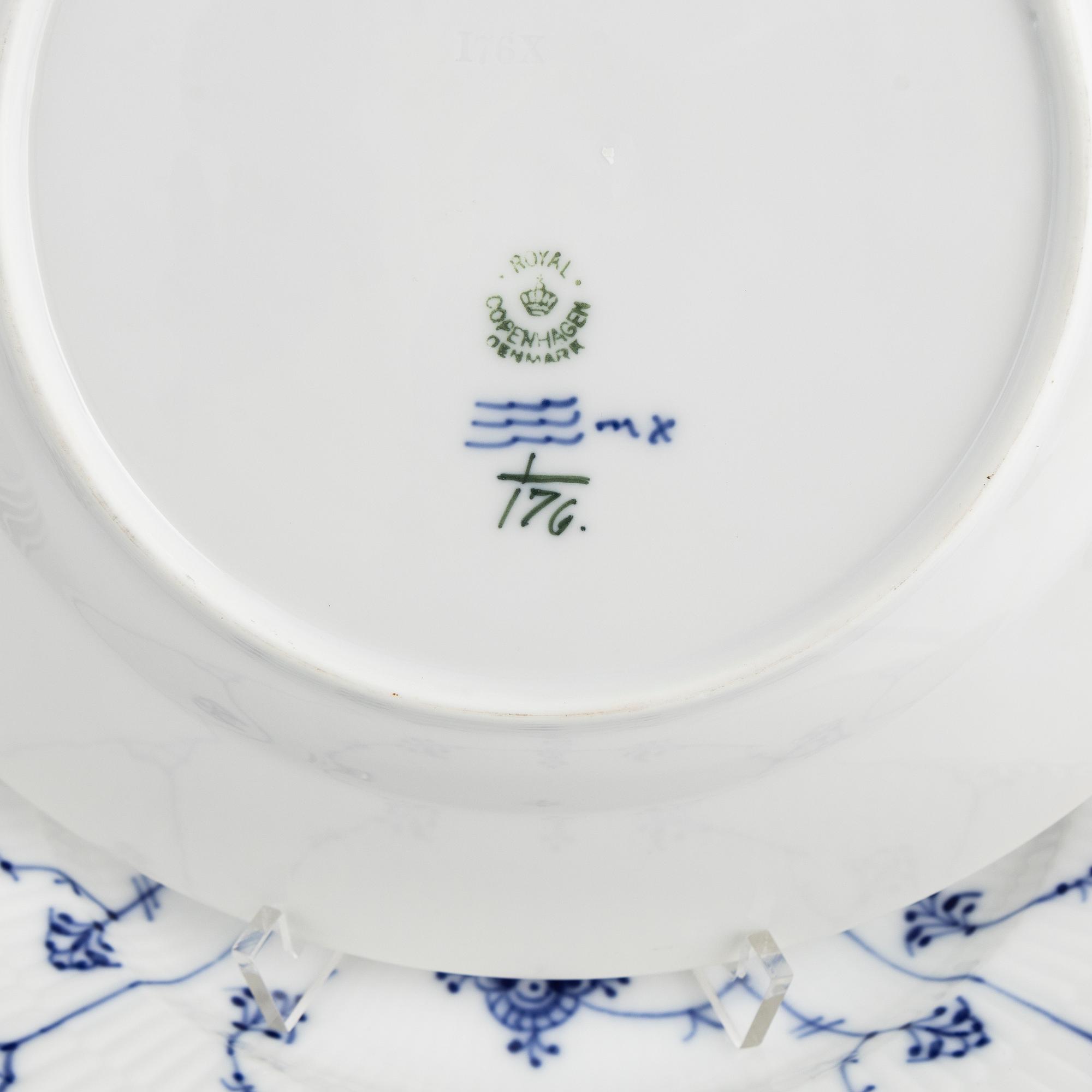 Mattallrikar, 12 st, "Musselmalet", porslin, Royal Copenhagen, Danmark.