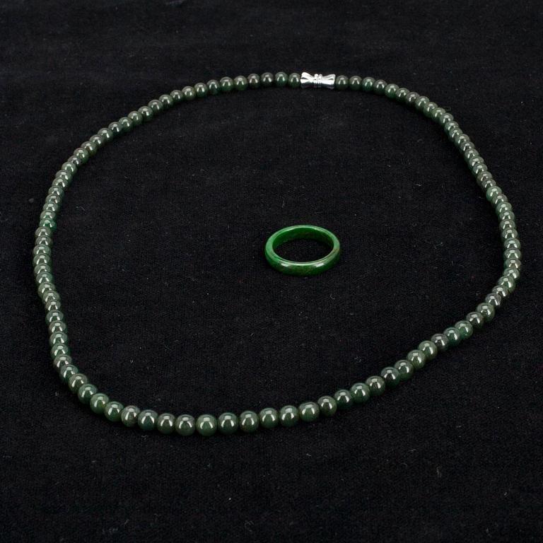 JADERING samt HALSBAND. Jade, Sertifikat.