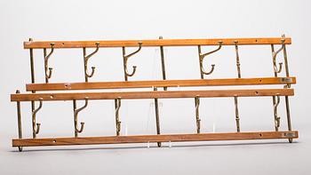 KLÄDHÄNGARE, 2 st, "Dekorativ", Skoglunds Metallgjuteri, 1900-talets andra hälft.