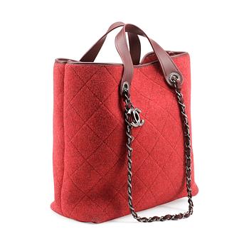 792. CHANEL, a red wool quilted shopper bag.