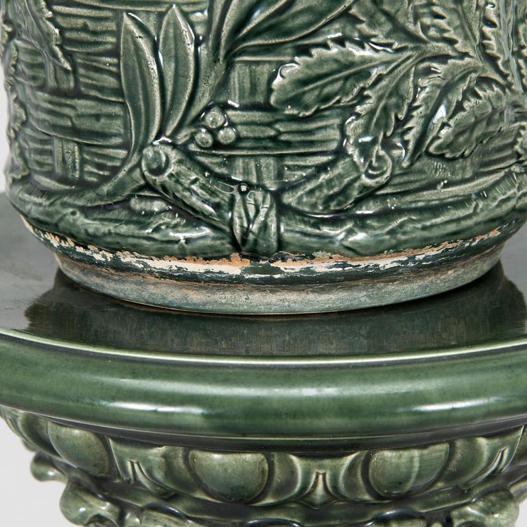 An Finnish Arabia majolica pedestal, circa 1900.