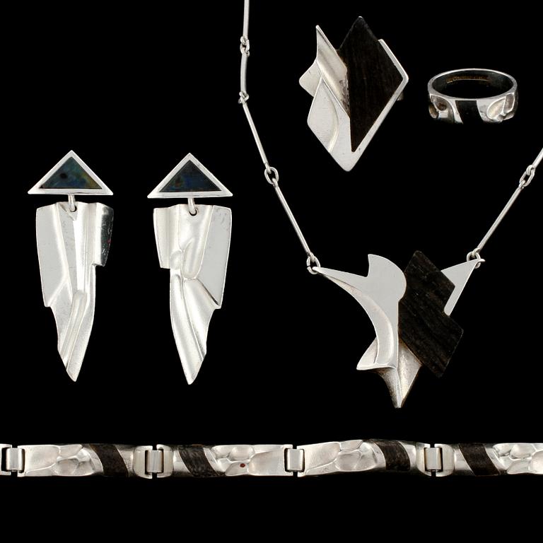 GARNITYR, 5 delar, sterlingsilver och ebenholtz, "Bantu", Zoltan Popovits, Lapponia, 1989 - 1992. Vikt 76 g.