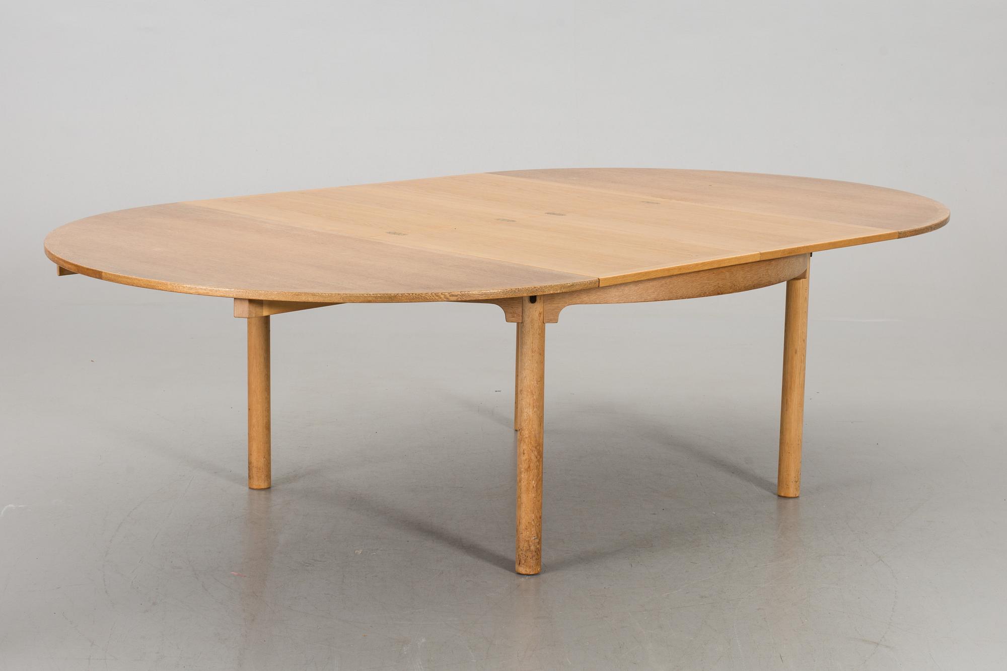 A BÖRGE MOGENSEN TABLE AND 6 OAK CHAIRS+ STOOL.