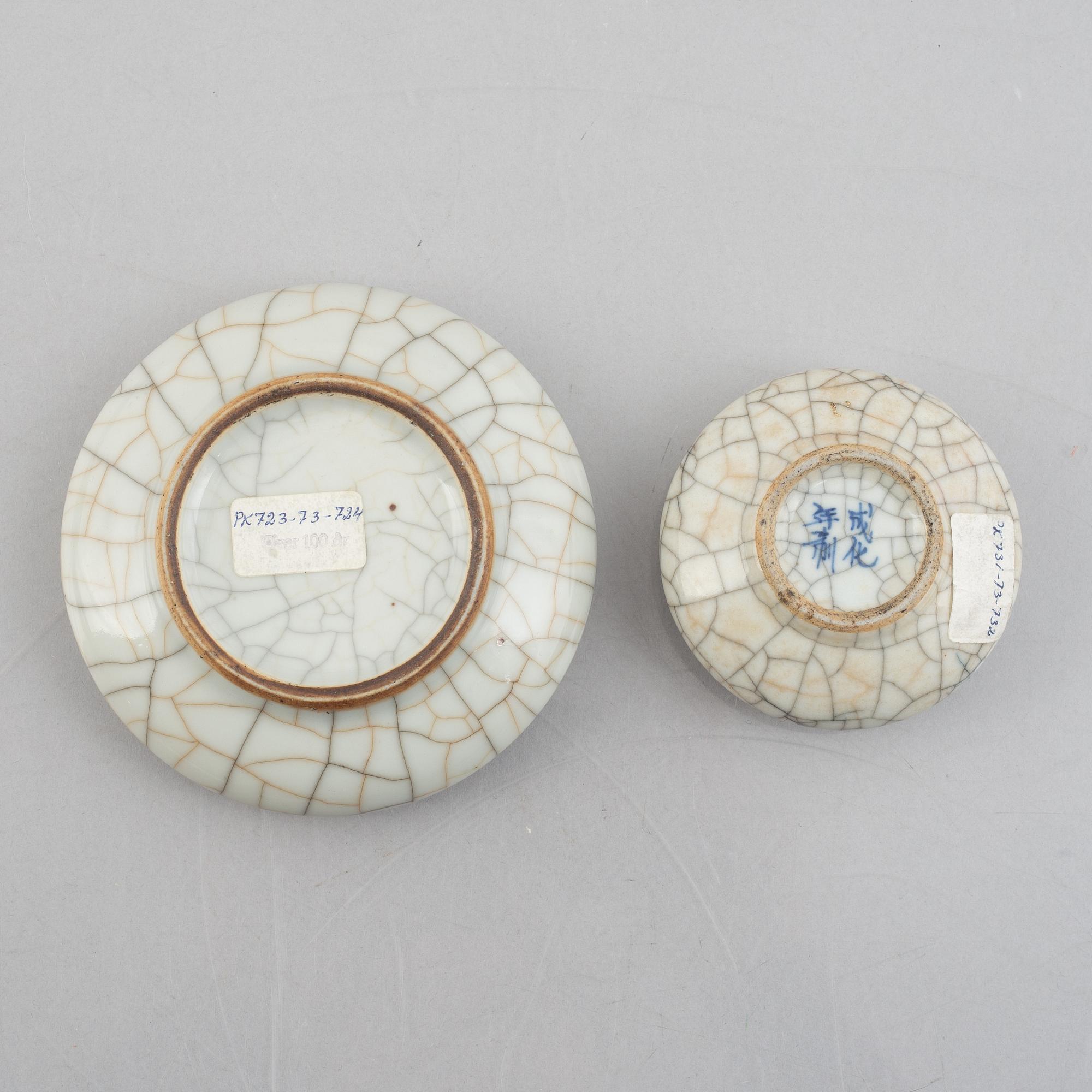 A Chinese ge glazed stoneware brush washer, a vase and two bowls, early 20th century.