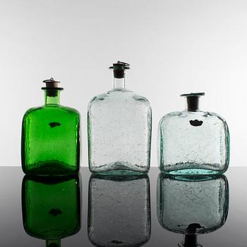 KARAFFER 7 st, sejdlar 2 st, potta och fyllehund, bl a Stockholms glasbruk, Skansen, Ture Berglund.