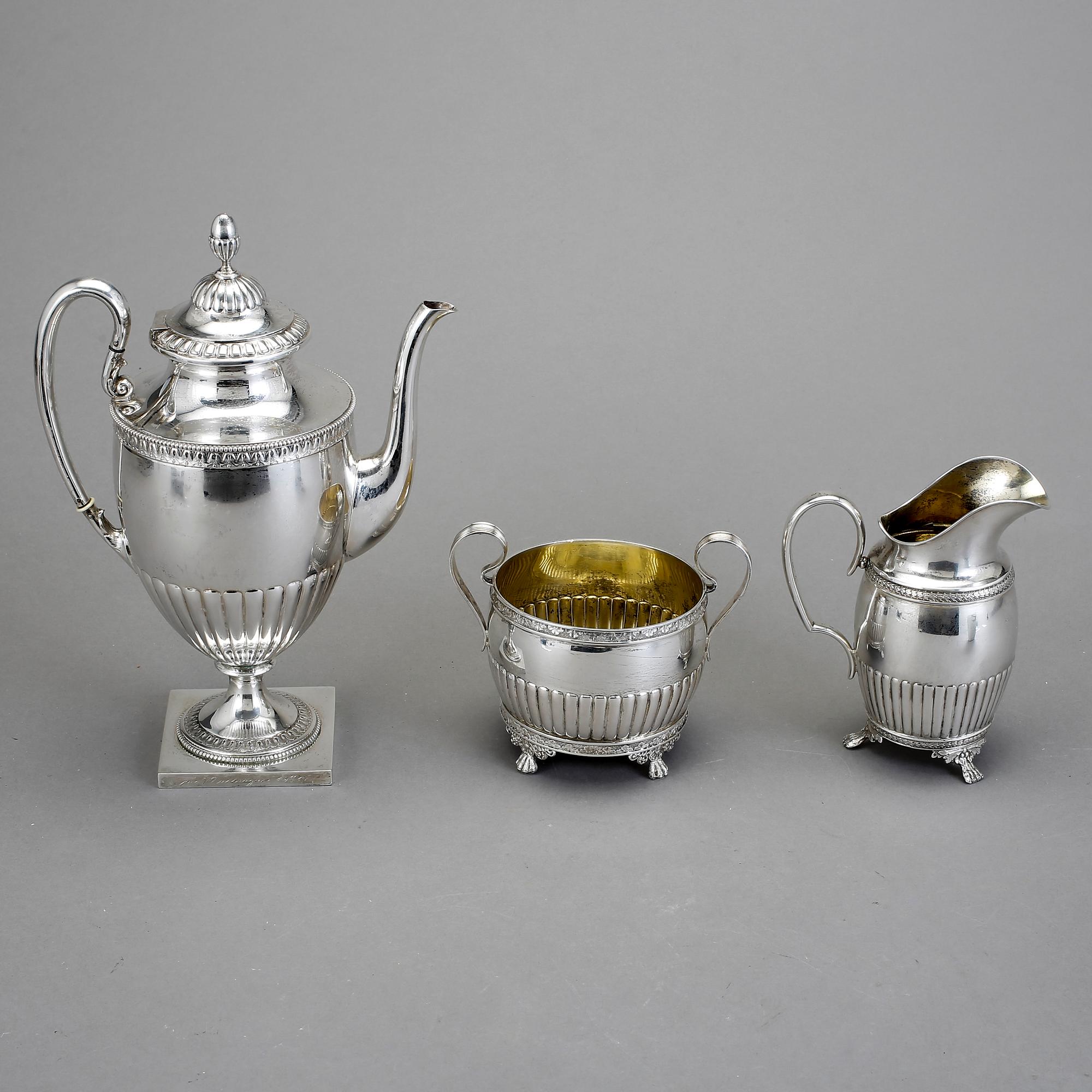 KAFFESERVIS, 3 snarlika delar, silver, GAB och CG Hallberg Stockholm 1903-1911. Total vikt ca 1145 gram.