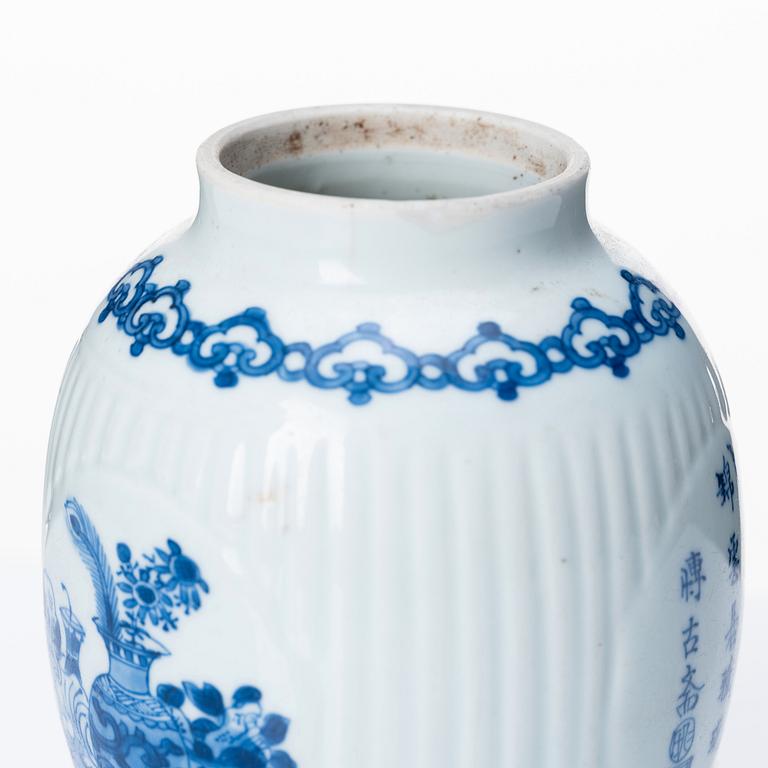 A blue and white tea caddy, Qing dynasty, Kangxi (1662-1722).