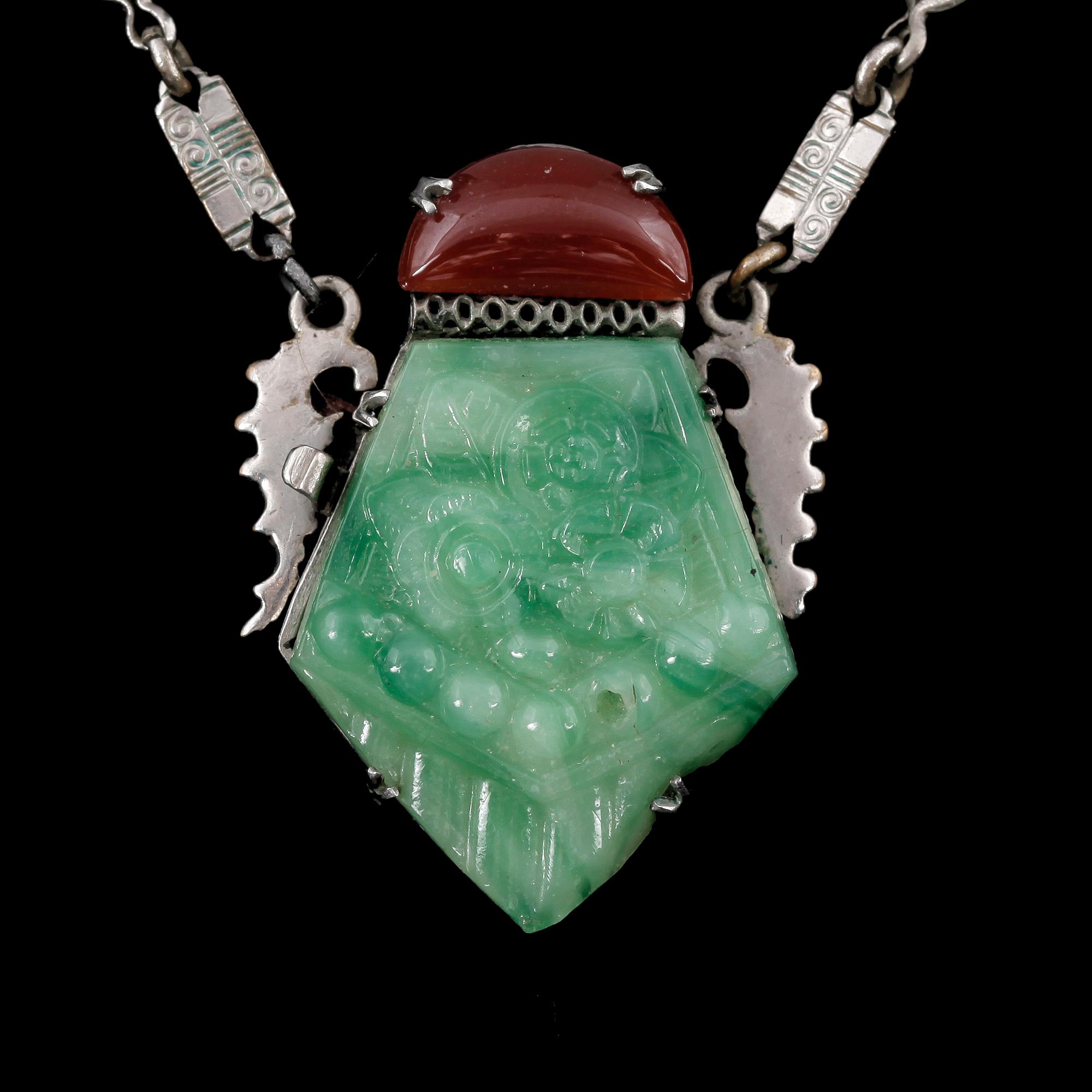 COLLIER, vitmetall med trol jadesten, sydostasien, 1900-tal.