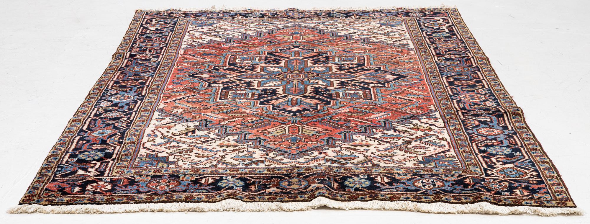 A Heris carpet, approx. 275 x 200 cm.