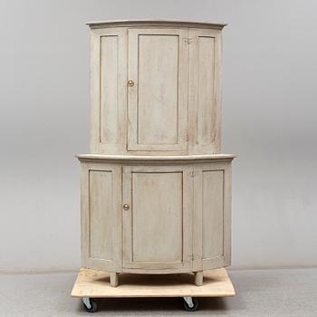 HÖRNSKÅP, 1800-talets första hälft.