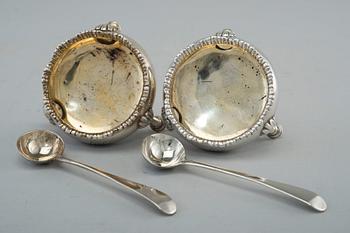 A PAIR OF SALT CELLARS, sterling silver. D & R Hennell London 1763. Height 4 cm, weight 106 g.