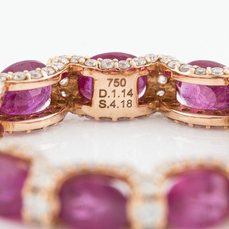 Ring med rosa safirer och briljantslipade diamanter.