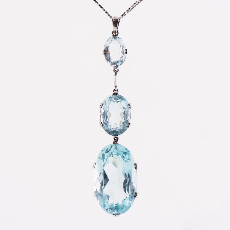 A PENDANT, facetted aquamarines, 18K white gold.