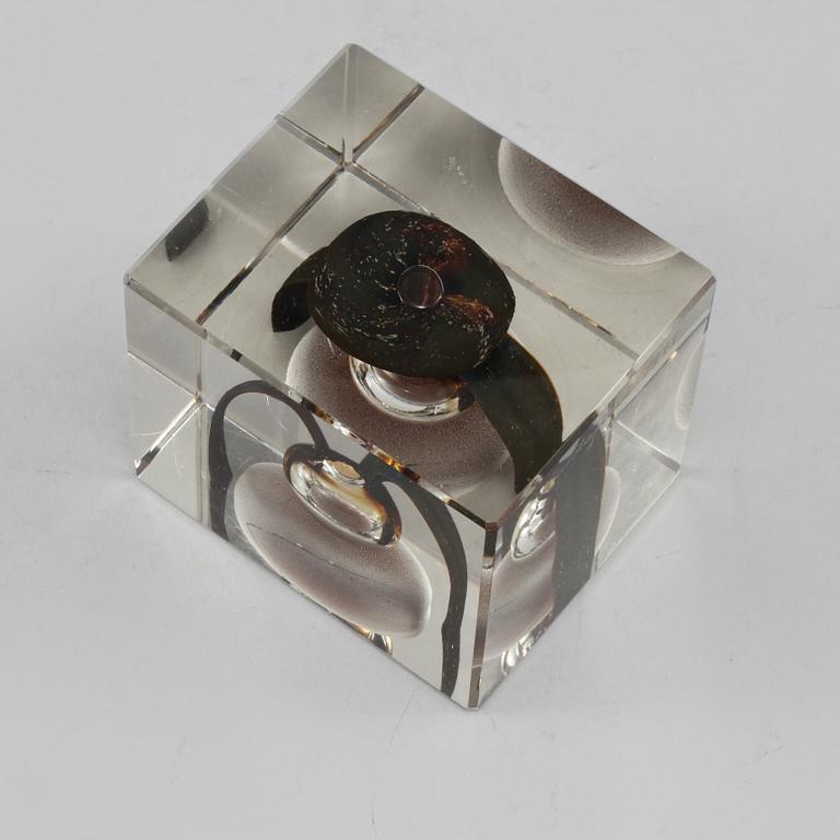 ÅRSKUB, glas, Oiva Toikka, Nuutajärvi, signerad, numrerad 600/2000 och daterad 1977.