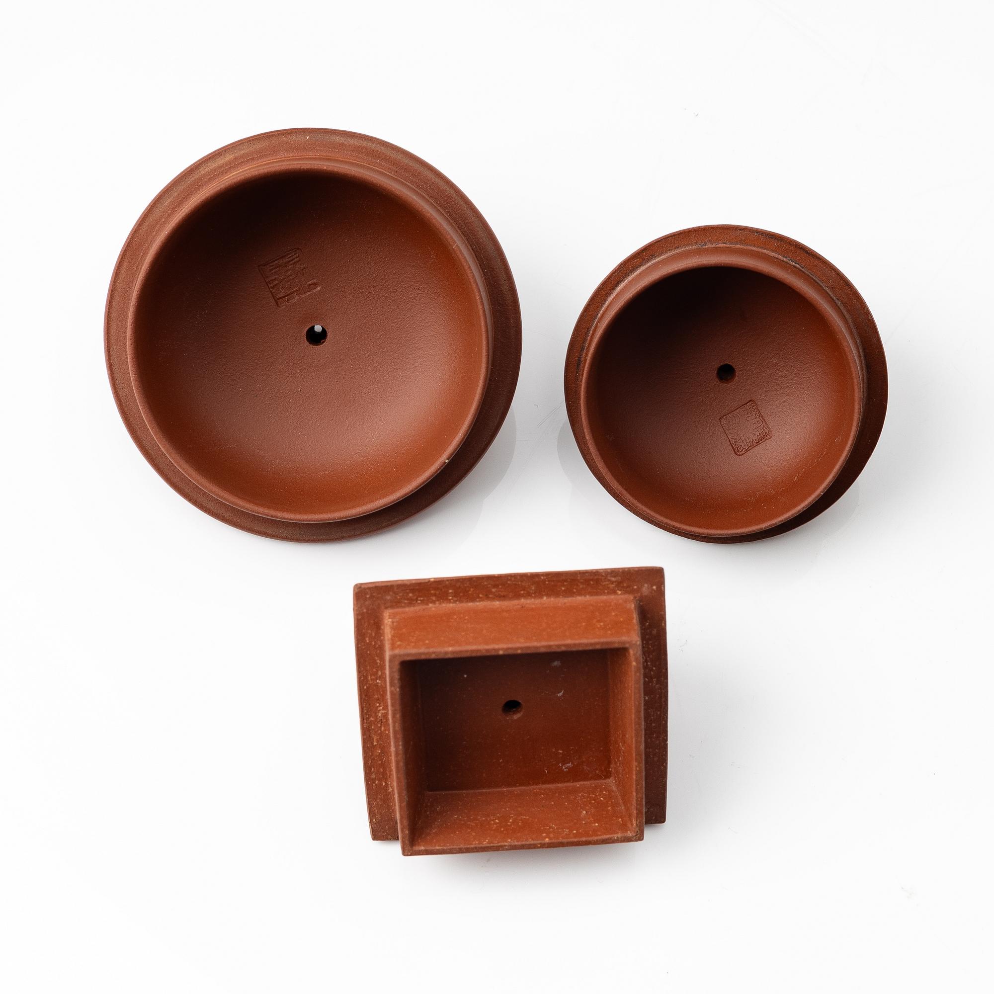 A group of three Chinese yixing teapots, 1980/90s.