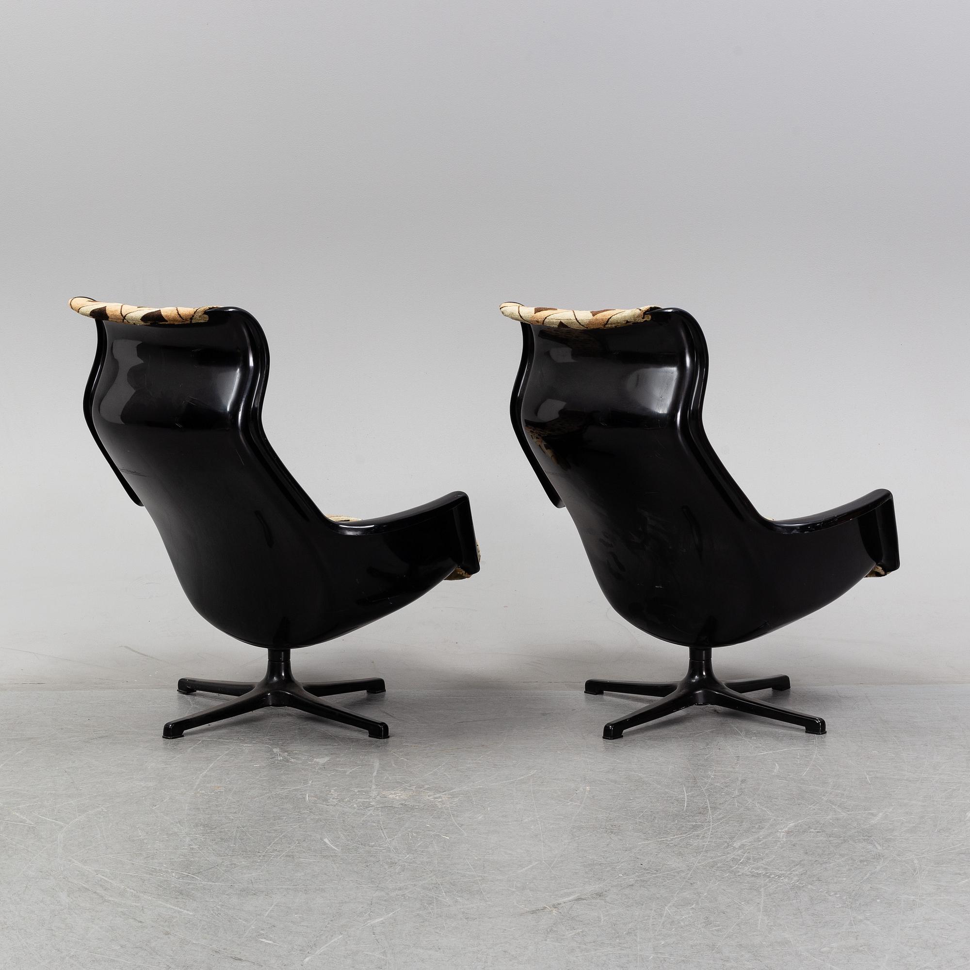 Alf Svensson & Yngvar Sandström, a pair of 'Form 8'/'Galaxy' easy chairs, Dux, 1970's.