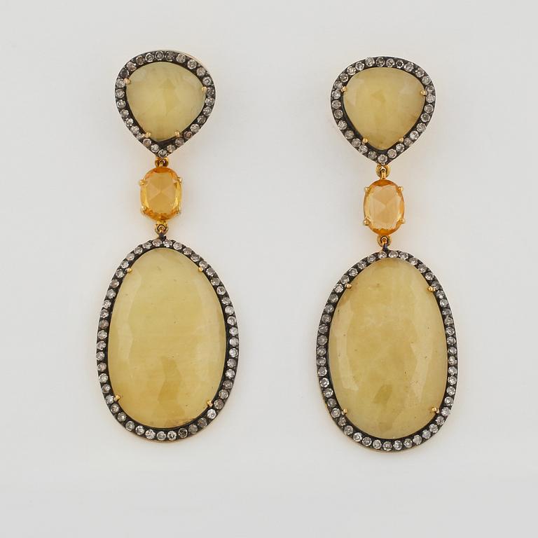 ÖRHÄNGEN, guld på silver med åttkantslipade diamanter 1.84 ct samt checkerslipade gula safirer. Vikt 16,4 gram.