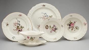 MATSERVISDELAR, 64 st, porslin, "Friesenborg", Royal Copenhagen.