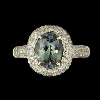 RING, 14k guld med grön zoisit enl certifikat ca2,12ct och små diamanter.. 2000-tal. Vikt 4g.